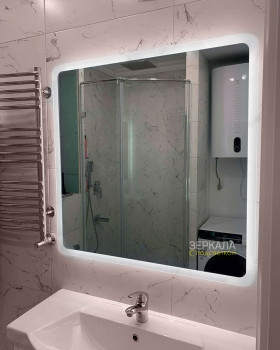 Большое зеркало рядом с ванной